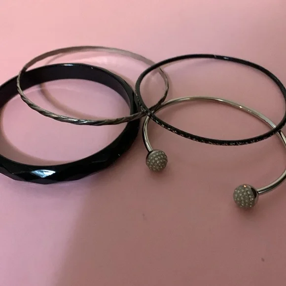 Four bracelets - Picture 4 of 6